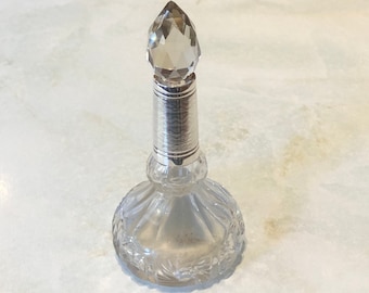 Bottiglia di profumo in vetro tagliato e collare in argento