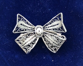 Encantador broche de arco de filigrana de plata escandinavo vintage. Plata estándar 830.