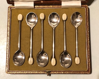 Set in scatola di sei insoliti cucchiaini da caffè in argento sterling, 1936