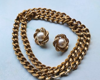 Vintage Napier 22 Karat Vergoldete gedrehte Seil-Halskette und passende Faux-Perlen Ohrringe.