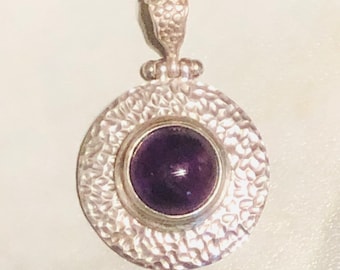 Handgehämmerter Sterling Silber Anhänger mit Kette und Amethyst Cabochon