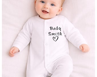Barboteuse bébé cadeau personnalisé | Nouveau-né brodé, vêtements personnalisés pyjama, cadeau de premier anniversaire, cadeau de baby shower