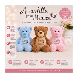 Puede incluir: Tres osos de peluche en azul, marrón y rosa, con pelaje rizado y el texto bordado A cuddle from Heaven con iconos de huellas. Los osos miden 42 cm de altura e incluyen texto informativo sobre su tejido suave y las instrucciones de cuidado.