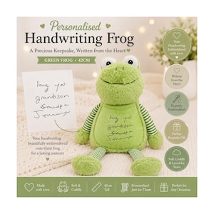 Könnte beinhalten: Ein grünes Frosch-Stofftier mit weiß-grün gestreiften Armen und Beinen. Der Frosch hat eine schwarze Stickerei auf der Brust, die einer Notiz auf einer weißen Karte entspricht. Der Text auf der Verpackung lautet Personalised Handwriting Frog 42CM.
