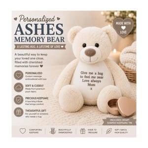 Könnte beinhalten: Ein cremefarbener Plüsch-Teddybär mit einem glatten weißen Bauchfleck, der mit dem Text 'Give me a hug to feel me near Love always Mum x' bestickt ist. Neben dem Bären steht eine kleine, metallische, herzförmige Erinnerungsdose in Roségold.