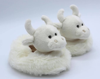 Highland Cow Baby Slippers: Plush Newborn Booties (0-6 Months)