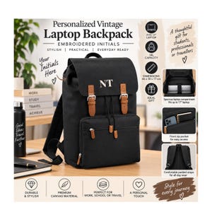 Könnte beinhalten: Ein schwarzer Laptop-Rucksack aus Segeltuch mit einem Klappdeckel, zwei braunen Kunstleder-Schnallenriemen, einer Reißverschlusstasche auf der Vorderseite und den aufgestickten Initialen NT auf der Klappe. Der Rucksack hat verstellbare Träger.