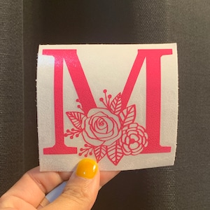Monogram met bloemen gepersonaliseerde stickers, vinylstickers voor bekers, waterflessen, laptop, notitieboekjes, mokken, auto's en meer | Gratis verzending
