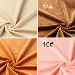K&ouml;nnte beinhalten: Vier Stoffmuster in verschiedenen Farben: Beige, Braun, Orange und Rosa. Der Stoff ist weich und samtig.