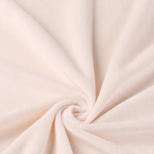 K&ouml;nnte beinhalten: Nahaufnahme eines weichen, hellrosa Stoffes mit einer glatten, samtigen Textur. Der Stoff ist gefaltet und drapiert und erzeugt einen sanften, flie&szlig;enden Effekt.