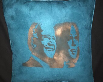 Almofada decorativa personalizada para interiores, em veludo liso azul turquesa escuro com os dizeres "Presidente Joe Biden e Kamala Harris", 45x45 cm.