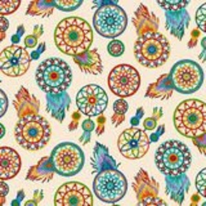 Könnte beinhalten: Ein nahtloses Muster mit bunten Traumfängern mit Federn auf cremefarbenem Hintergrund.