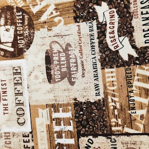 Könnte beinhalten: Eine Collage aus Vintage-Kaffee-Etiketten mit braunem und weißem Text auf einem Hintergrund aus Kaffeebohnen. Die Etiketten zeigen Sätze wie "Enjoy a Spiced Latte", "Wake Up to Coffee", "The Finest", "Rise & Grind" und "Breakfast Blend".