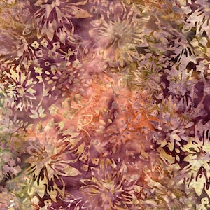 Könnte beinhalten: Ein Stoff mit floralem Muster in Lila, Gold und Orange. Das Design zeigt stilisierte Blumen und Blätter und erzeugt einen strukturierten, batikartigen Effekt. Die Farben verschmelzen und verleihen dem Stoff ein warmes, erdiges Aussehen.