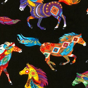 Könnte beinhalten: Ein schwarzer Hintergrund mit fünf bunten Pferden, die rennen. Die Pferde sind mit geometrischen Mustern und Federn in Orange-, Gelb-, Blau-, Grün-, Lila- und Rottönen verziert.
