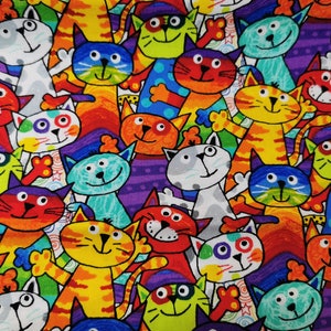 Könnte beinhalten: Ein farbenfroher Stoff mit einem sich wiederholenden Muster aus Comic-Katzen. Die Katzen sind in einem skurrilen Stil mit leuchtenden Farben und kräftigen Umrissen gezeichnet. Der Stoff ist perfekt für Bastelprojekte, Quilten und andere kreative Unternehmungen.