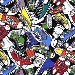 Könnte beinhalten: Ein farbenfrohes Muster aus Sneakers in verschiedenen Farben, darunter Rot, Blau, Grün, Gelb und Weiß. Die Sneakers sind alle hoch geschnitten und haben Schnürsenkel. Der Hintergrund ist schwarz.