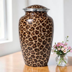 Crematie-urn voor menselijke as: urn met luipaardmotief en fluwelen zakje