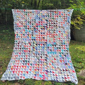 Unfertiges Quilt-Oberteil, halbes Dreiecksquadratmuster, 74" x 78"