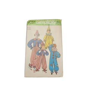 Op de afbeelding: Vintage Simplicity naaipatroon 9051 met illustraties van clownkostuums. Het patroon toont vier verschillende clown outfits in verschillende kleuren, waaronder blauw, geel en rood. Het patroon is voor maten 6-8.