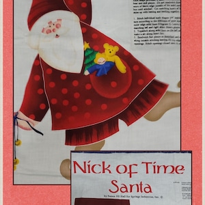Peut inclure: Un kit de bricolage Père Noël en tissu avec un motif à pois rouges et blancs. Le kit comprend des instructions et un patron pour créer une décoration de vacances festive. Le texte "Nick of Time Santa" est visible.