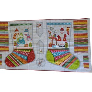 Könnte beinhalten: Ein Weihnachtsstrumpf-Panel mit zwei festlichen Designs. Ein Strumpf zeigt Schneemänner und Geschenke, der andere zeigt den Weihnachtsmann mit einem Rentier und Geschenken. Die Strümpfe haben bunte Muster und sind vor einem hellen Hintergrund.
