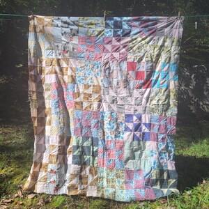 Unfertige Quiltdecke aus Nachlassverkauf – Buntes 9-Halbquadrat-Patchworkmuster, 60" x 78"