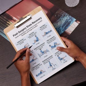 K&ouml;nnte beinhalten: Ein Klemmbrett mit einem gedruckten Leitfaden f&uuml;r &Uuml;bungen zur Genesung nach Knieoperationen. Der Leitfaden enth&auml;lt Illustrationen und Anweisungen f&uuml;r verschiedene Bewegungen, wie z. B. Kn&ouml;chelpumpen, Quadrizeps-&Uuml;bungen und Fersengleiten. Eine Hand h&auml;lt einen Stift.