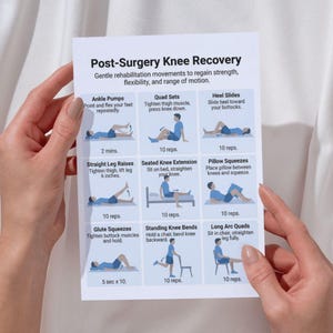 K&ouml;nnte beinhalten: Ein wei&szlig;es, bedrucktes Blatt mit dem Titel &bdquo;Post-OP-Knie-Erholung&ldquo; mit illustrierten &Uuml;bungen zur sanften Rehabilitation. Das Blatt enth&auml;lt Anweisungen f&uuml;r Kn&ouml;chel-Pumps, Quad-Sets, Fersengleiten, Beinheben, Kniebeugen im Sitzen, Kissen-Quetschen, Ges&auml;&szlig;muskel-Quetschen, Kniebeugen im Stehen und lange Bogen-Quads.