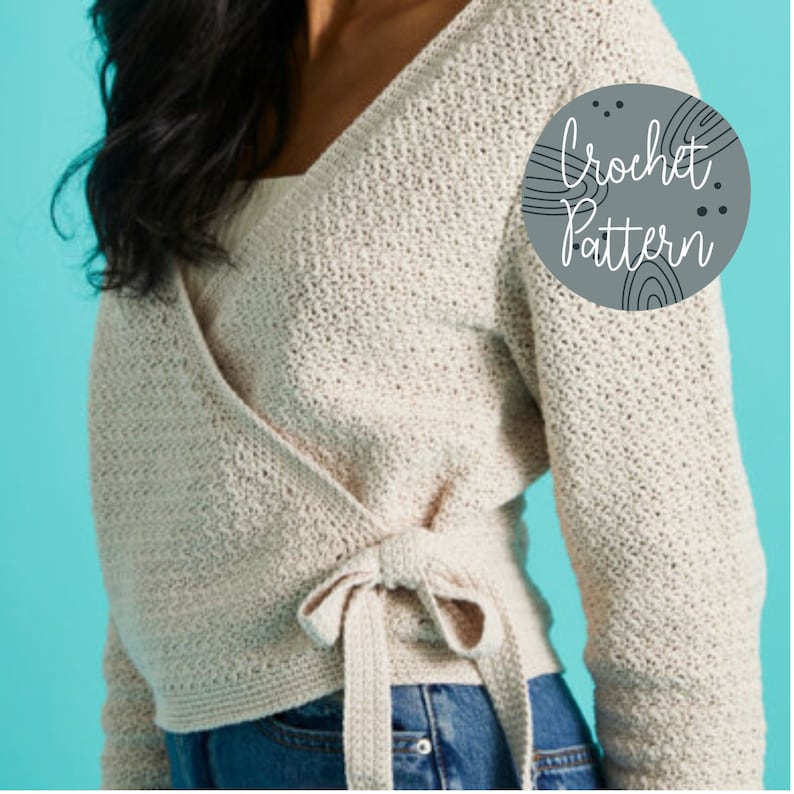 Pu&ograve; includere: Un cardigan bianco in crochet con chiusura a nodo. Il cardigan &egrave; indossato sopra un top bianco senza maniche e jeans blu. L'immagine include il testo "Crochet Pattern".