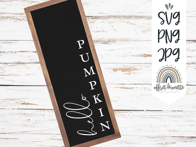 K&ouml;nnte beinhalten: Ein rechteckiges schwarzes Schild mit Holzrahmen. Das Wort "PUMPKIN" ist vertikal in wei&szlig;er Schrift geschrieben. Unter dem Wort "Pumpkin" befindet sich ein wei&szlig;es Wirbeldesign. Das Schild enth&auml;lt auch den Text "SVG PNG JPG" und eine Regenbogen-Grafik.