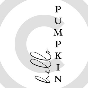 K&ouml;nnte beinhalten: Ein minimalistisches Schwarz-Wei&szlig;-Grafikdesign mit dem Wort "PUMPKIN" in vertikaler Anordnung. Ein stilisierter, spiralf&ouml;rmiger Ranken-Element befindet sich links vom Wort. Das Design ist vor einem wei&szlig;en Hintergrund platziert.