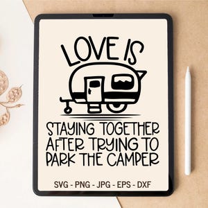 Liefde is proberen de camper te parkeren, Camping SVG, Camper SVG, Happy Camper, Campfire SVG, T-shirt Design, Tumbler Design, SVG-bestanden voor Cricut