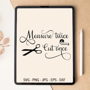 Puede incluir: Un diseño digital en blanco y negro con el texto "Mide dos veces, corta una vez" con un par de tijeras y una cinta métrica.