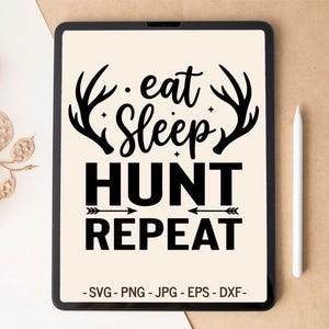 Peut inclure: Un écran de tablette numérique affichant du texte et des graphiques noirs sur un fond crème. Le design présente les mots eat, Sleep, HUNT, REPEAT avec des bois de cerf, de petites étoiles et des icônes de flèches. Le texte en bas indique SVG - PNG - JPG - EPS - DXF.