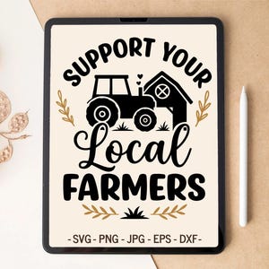 Może przedstawiać: Cyfrowa grafika na ekranie tabletu przedstawiająca czarną ikonę ciągnika i stodoły z napisem SUPPORT YOUR LOCAL FARMERS w kolorze czarnym, ozdobioną złotymi gałązkami i małymi sercami. Na dole wymieniono formaty plików SVG, PNG, JPG, EPS, DXF.