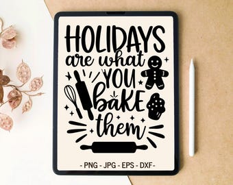 Op de afbeelding: Een digitaal ontwerp op een tablet met de tekst "Holidays are what you bake them" in het zwart. Het ontwerp bevat illustraties van een deegroller, garde, peperkoekmannetje en cupcake. Een witte stylus ligt naast de tablet.