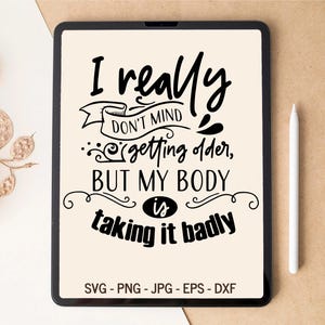 Eu realmente não me importo em envelhecer, mas meu corpo está reagindo mal, Vida de mãe SVG, Design de camiseta, Design de copo, Arquivos SVG para Cricut