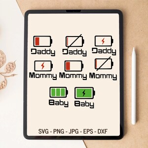 Família SVG, Mommy Daddy Battery Low SVG, Mãe Pai Bebê Camisetas Combinando, Bebê SVG, Design de Camiseta, Design de Copo, arquivos svg para Cricut