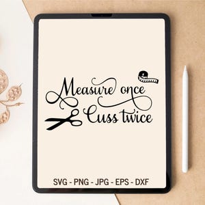 Puede incluir: Una tableta digital blanca con un borde negro muestra un diseño gráfico en blanco y negro con el texto "Measure once & Cuss twice". Un par de tijeras negras y una cinta métrica en blanco y negro están incluidos en el diseño. El texto "SVG - PNG - JPG - EPS - DXF" se muestra en la parte inferior de la tableta.