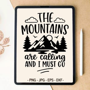 Puede incluir: Ilustración digital en una tableta con el texto "THE MOUNTAINS are calling AND I MUST GO" en negrita negra. El diseño incluye siluetas de montañas y árboles, nubes y pájaros. La parte inferior de la imagen incluye opciones de tipo de archivo.