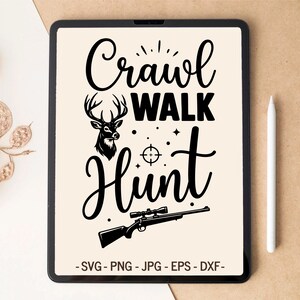 Peut inclure: Un écran de tablette numérique affichant un motif graphique noir sur fond crème. Le texte indique Crawl WALK Hunt, accompagné d'une illustration de tête de cerf, d'un réticule et d'un fusil. Sous le motif, le texte indique SVG - PNG - JPG - EPS - DXF.