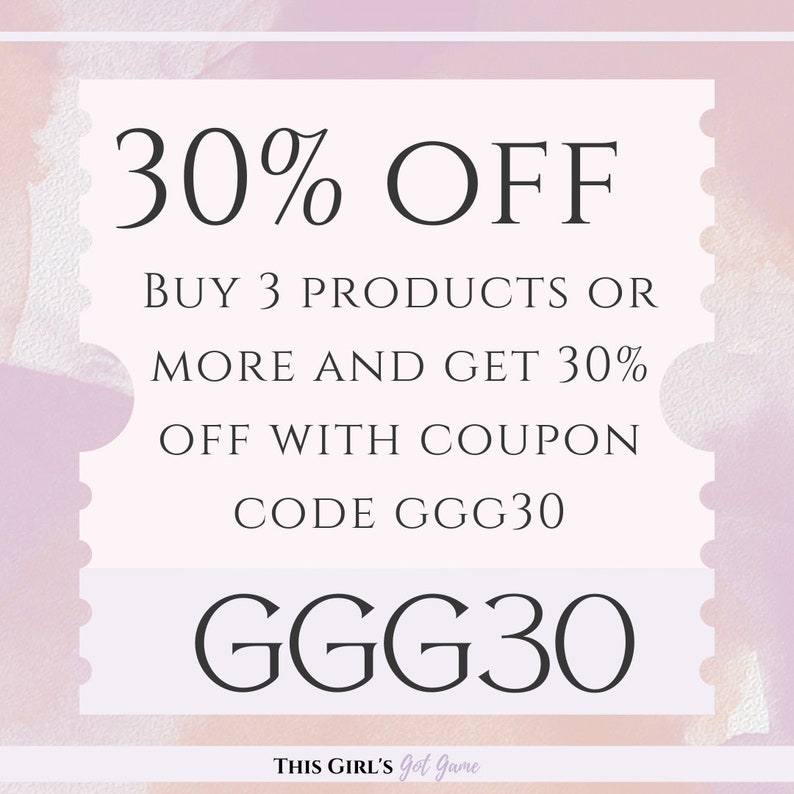Op de afbeelding: Een roze en witte digitale illustratie van een coupon met de tekst "30% OFF BUY 3 PRODUCTS OR MORE AND GET 30% OFF WITH COUPON CODE GGG30 GGG30 THIS GIRL'S got game".