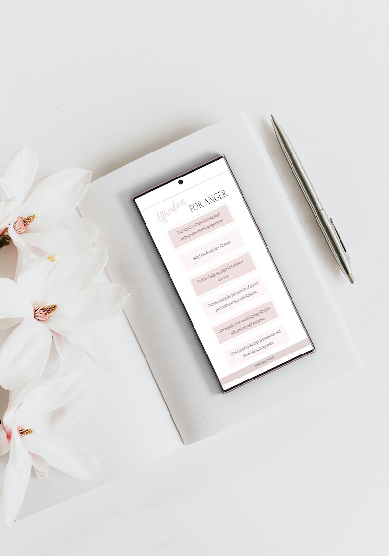 Op de afbeelding: Een roze en wit telefoonscherm met een lijst van affirmaties voor woede. De affirmaties zijn: Ik ben in staat om woedegevoelens om te zetten in een leerervaring. Alleen ik kan beslissen hoe ik reageer. Ik erken mijn woede, maar weiger om ernaar te handelen. Ik verdien de beste versie van mezelf en behandel anderen met vriendelijkheid. Ik ben in staat om elke situatie opnieuw te beoordelen met geduld en respect. Wat ik doormaak is tijdelijk en vermindert mijn vrede niet.