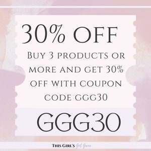 K&ouml;nnte beinhalten: Eine digitale Illustration in Rosa und Wei&szlig; eines Gutscheins mit dem Text "30% OFF BUY 3 PRODUCTS OR MORE AND GET 30% OFF WITH COUPON CODE GGG30 GGG30 THIS GIRL'S got game".