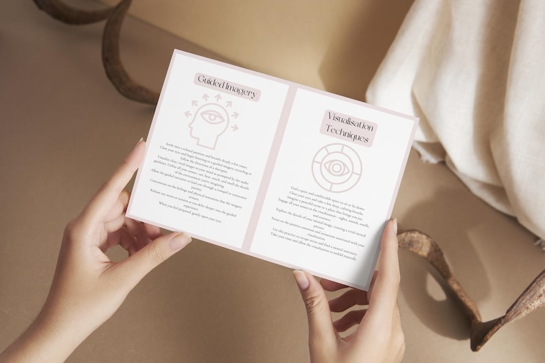 Puede incluir: Una tarjeta blanca con texto rosa e ilustraciones. La tarjeta est&aacute; doblada por la mitad y muestra dos t&eacute;cnicas diferentes de visualizaci&oacute;n. El lado izquierdo de la tarjeta muestra una cabeza con un ojo y flechas apuntando hacia &eacute;l, con el texto "Imagen guiada". El lado derecho de la tarjeta muestra un c&iacute;rculo con un ojo en el centro y el texto "T&eacute;cnicas de visualizaci&oacute;n".