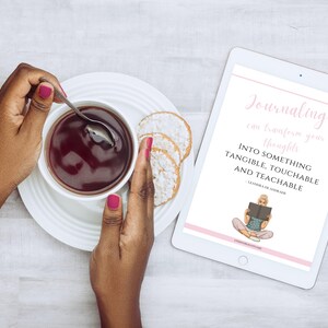 Puede incluir: Una tableta blanca con un dise&ntilde;o gr&aacute;fico rosa y blanco. El texto en la tableta dice "Journaling can transform your thoughts into something tangible, touchable and teachable - Cassandra Aarssen".