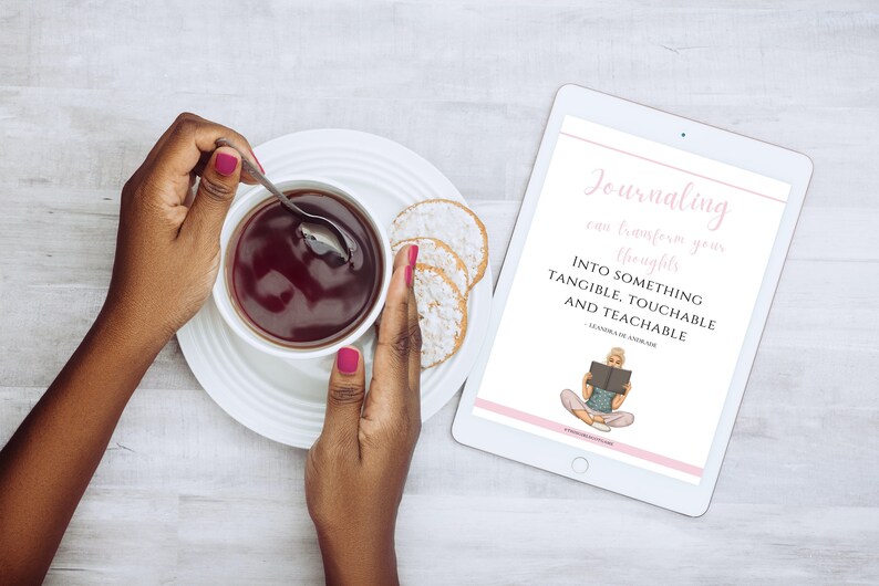 Puede incluir: Una tableta blanca con un dise&ntilde;o gr&aacute;fico rosa y blanco. El texto en la tableta dice "Journaling can transform your thoughts into something tangible, touchable and teachable - Cassandra Aarssen".