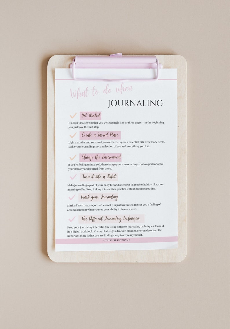 Puede incluir: Una lista de verificaci&oacute;n con un portapapeles rosa y una hoja de papel blanca con el t&iacute;tulo "Qu&eacute; hacer cuando se lleva un diario". La lista de verificaci&oacute;n incluye consejos para comenzar una pr&aacute;ctica de diario, como crear un espacio sagrado, cambiar el entorno, convertirlo en un h&aacute;bito, hacer un seguimiento de tu diario y utilizar diferentes t&eacute;cnicas de diario.