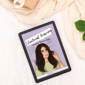 Pu&ograve; includere: Un tablet digitale che mostra la copertina di un ebook con uno sfondo viola e una donna con lunghi capelli scuri. Il titolo dell'ebook &egrave; "Ragionamento Emotivo: Cambia il Modello".